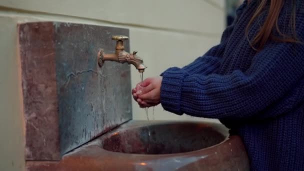 Szép lány italok víz ivás szökőkút — Stock videók