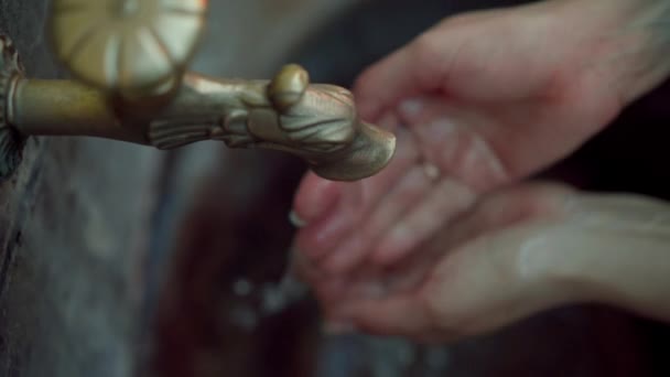 Gros plan du haut : la fille récupère l'eau du robinet de secours 