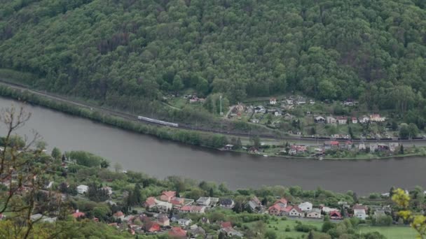 Lindas paisagens montanhosas por ribeiro. Comboio a passar de comboio. Nice aldeia checa localizada em um vale do rio — Vídeo de Stock