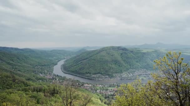 Malerisches Bergtal mit einem Dorf, einer Eisenbahn, einer Straße und einem Fluss, Tschechische Republik — Stockvideo