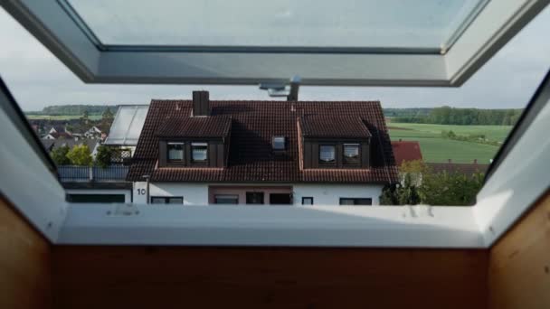 HORBACH, GERMANIA - 5 MAGGIO 2019: Finestra sul tetto aperta, lucernario con splendida vista sulla tradizionale casa bavarese nella periferia tedesca nella giornata di sole — Video Stock