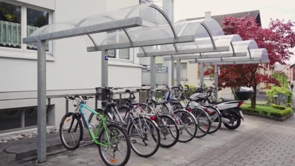 Парковка для велосипедов возле дома — стоковое видео