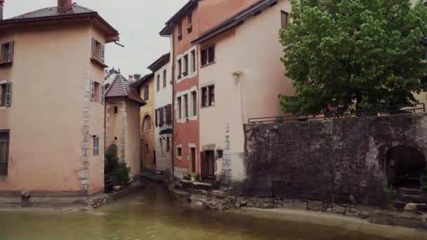 フランス、アヌシーの家の間にカラフルな歴史的な家や運河の狭い通り — ストック動画