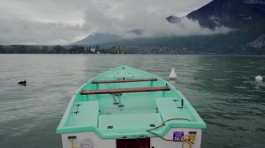 Annecy Gölü 'nün arka planındaki sis dağlarına karşı naneli tekne. Kapat.