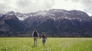 Birbirine aşık çiftlerin kar dağları ve baharda karahindiba tarlasında el ele tutuşup kaçtıklarını gördüm. Genel plan