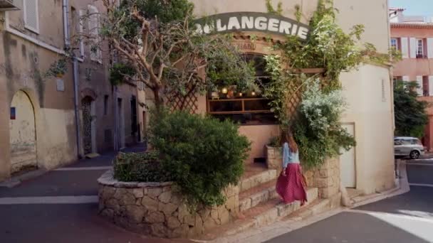 Mujer que viene a la antigua panadería tradicional en el casco antiguo de Antibes, Francia. Señal traducida del francés significa Panadería — Vídeo de stock