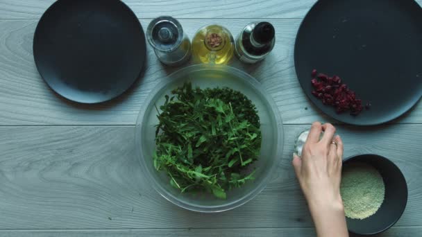 Bol Verre Transparent Avec Salade Végétarienne Sur Une Table Bois — Video