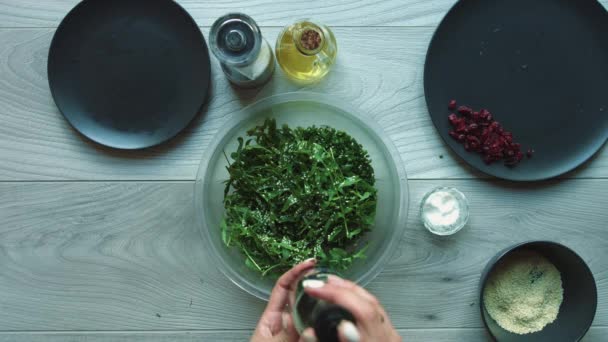 Vinagre Salada Mulher Acrescenta Vinagre Borrifa Líquido Salada Mãos Femininas — Vídeo de Stock