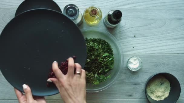 Acrescente Uma Chapa Preta Salada Oxicoco Atirando Cima Mãos Femininas — Vídeo de Stock