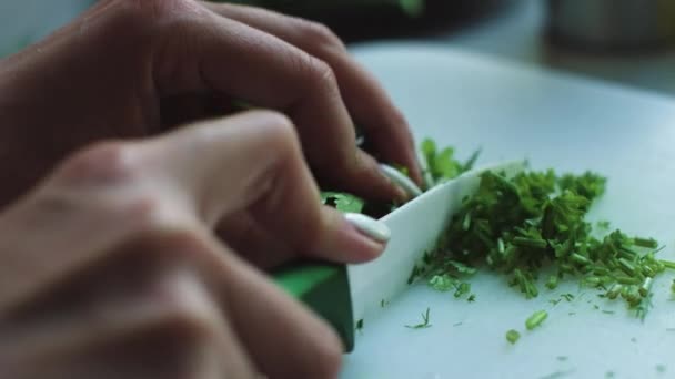 Cortando Perejil Una Tabla Blanca Manos Femeninas Tomadas Cerca Cámara — Vídeos de Stock