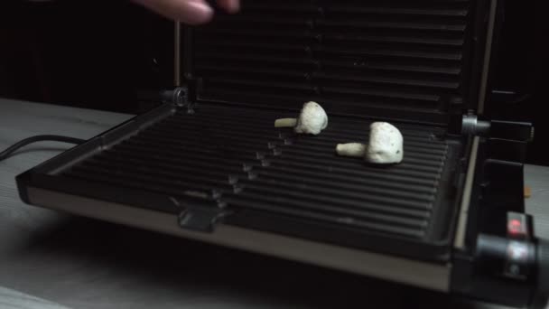 Pilze Auf Dem Grill Pilze Garen Auf Einem Elektrisch Angeheizten — Stockvideo