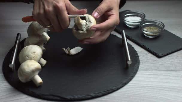 Vrouwelijke Handen Met Een Mooie Manicure Vingers Gesneden Champignons Met — Stockvideo