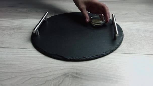 아름다운 접시와 식탁에 후추를 놓는다 — 비디오