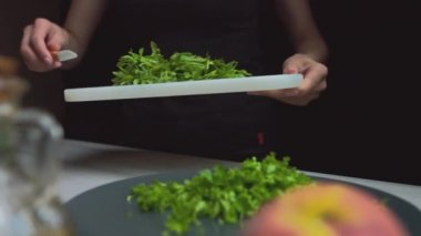Kadın eli yeşil salata, baharat, vejetaryen yemeği, yaz salatası.