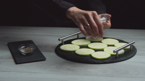 Aggiunga Condimento Zucchine Mani Delle Donne Vicino Sparatoria Tavolo Dall — Video Stock