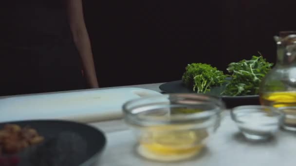 女性の手でパセリを切ってベジタリアンサラダを作って — ストック動画