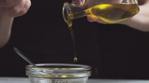 Eine Soße Aus Olivenöl Und Honig Zubereiten Darübergießen — Stockvideo