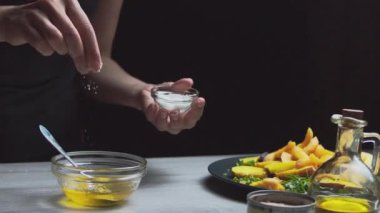 baharat ve salata masası, vejetaryen salatası, yengeç tuz ve biber ekle.