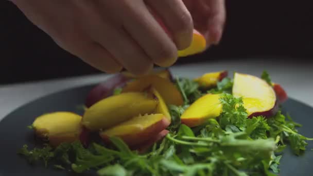 Insalata Con Albicocche Pesche Insalata Vegetariana Cosparsa Spezie Fondo Scuro — Video Stock