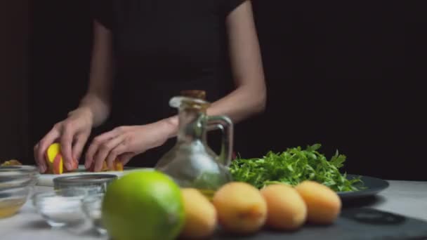 Salade Aux Abricots Pêches Salade Végétarienne Saupoudrée Épices Sur Fond — Video