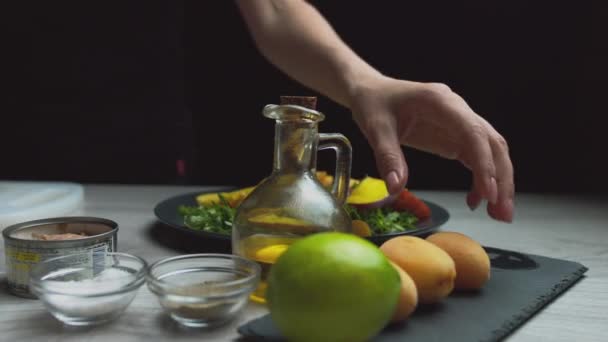 Donna Prepara Salsa Insalata Aggiunge Olio Alla Salsa Uno Sfondo — Video Stock