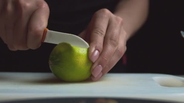 Detailní Záběr Ženských Rukou Tmavém Pozadí Nakrájí Citron — Stock video