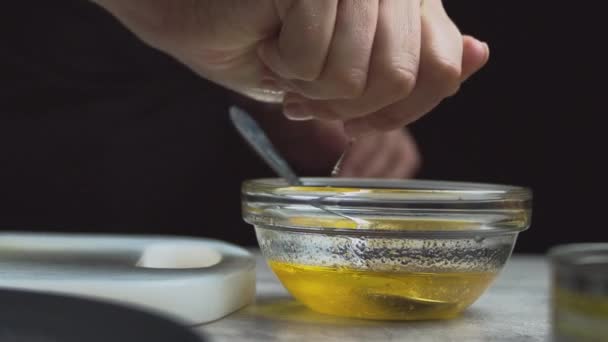 Güzel Kadın Elleri Limon Limondan Meyve Suyu Sıkar Kadın Salata — Stok video