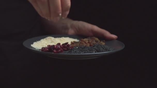 Koyu Bir Arka Planda Güzel Kadın Elleri Salatalara Baharat Eşlenik — Stok video