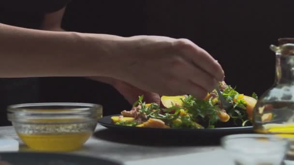 Salada Frutas Vegetais Muito Apetitosa Belas Mãos Femininas Misture Suavemente — Vídeo de Stock