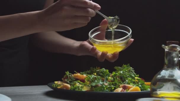 Salade Très Appétissante Saupoudrée Sauce Miel Huile Sur Table Une — Video