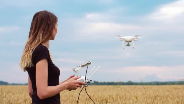 Femme Pilote Drone Entre Sur Terrain Inspecte Avant Vol Drone — Video
