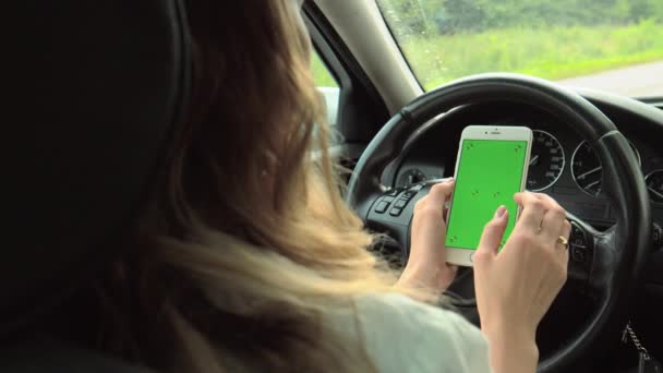 Las Manos Las Mujeres Sostienen Teléfono Con Una Pantalla Verde — Vídeos de Stock