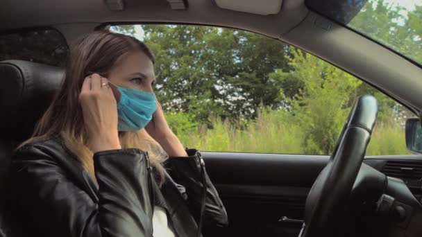 Una Mujer Pone Una Máscara Médica Coche Coronavirus Covid — Vídeos de Stock