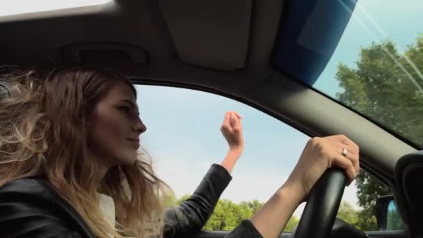 布鲁内特女司机驾驶着她的越野车在方向盘后面 — 图库视频影像