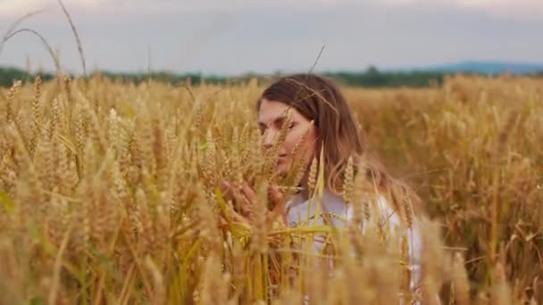 Een Jong Meisje Dat Door Een Graanveld Loopt Prachtige Zorgeloze — Stockvideo