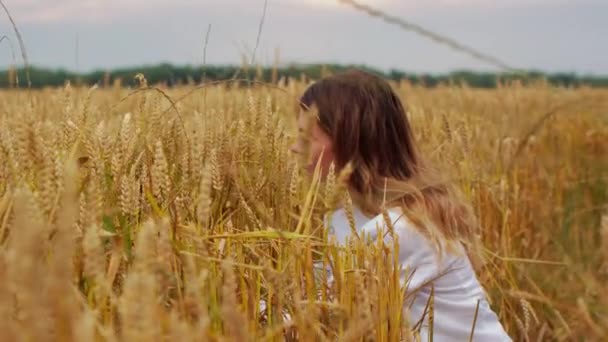Een Jong Meisje Dat Door Een Graanveld Loopt Prachtige Zorgeloze — Stockvideo