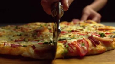 Özel bir bıçakla vejetaryen pizzası, mantarlı vejetaryen pizza, domates ve fesleğen.