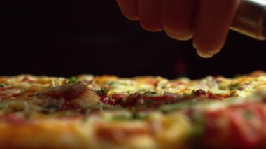 Özel bir bıçakla vejetaryen pizzası, mantarlı vejetaryen pizza, domates ve fesleğen.