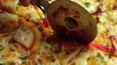 Özel bir bıçakla vejetaryen pizzası, mantarlı vejetaryen pizza, domates ve fesleğen.