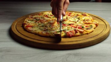 Özel bir bıçakla vejetaryen pizzası, mantarlı vejetaryen pizza, domates ve fesleğen.