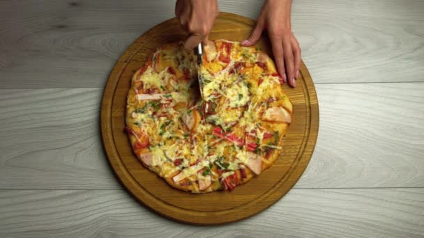 Vegetarische Pizza Snijden Met Een Speciaal Mes Vegetarische Pizza Met — Stockvideo