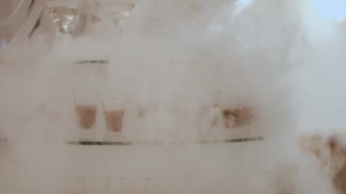 Alkol bardaklarından yapılmış piramit veya çeşme ve kuru buzdan elde edilen buhar