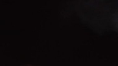 Siyah arka planda beyaz su buharı. 4K 'ya yakın çekim. Siyah Arkaplanda Gerçekçi Atmosferik Gri Duman. Beyaz Duman Yavaşça Yükseliyor. Soyut Haze Bulutu. Animasyon Buğusu Efekti. Duman Akımı Efekti 4K