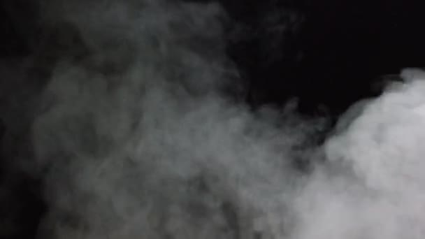 Brouillard doux au ralenti sur fond sombre. Fumée grise atmosphérique réaliste sur fond noir. La vapeur blanche qui flotte lentement se lève. Abstrait Haze Cloud. Animation Mist Effect. Effet de flux de fumée 4K — Video