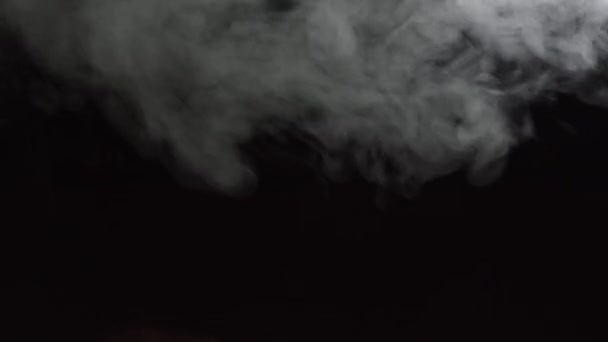 Brouillard doux au ralenti sur fond sombre. Fumée grise atmosphérique réaliste sur fond noir. La vapeur blanche qui flotte lentement se lève. Abstrait Haze Cloud. Animation Mist Effect. Effet de flux de fumée 4K — Video