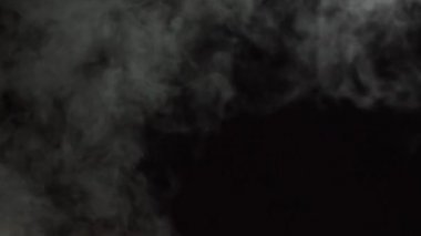 Karanlık Arkaplanda Yavaş Çekimde Yumuşak Sis. Siyah Arkaplanda Gerçekçi Atmosferik Gri Duman. Beyaz Duman Yavaşça Yükseliyor. Soyut Haze Bulutu. Animasyon Buğusu Efekti. Duman Akımı Efekti 4K