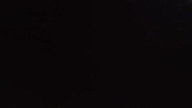 Karanlık Arkaplanda Yavaş Çekimde Yumuşak Sis. Siyah Arkaplanda Gerçekçi Atmosferik Gri Duman. Beyaz Duman Yavaşça Yükseliyor. Soyut Haze Bulutu. Animasyon Buğusu Efekti. Duman Akımı Efekti 4K