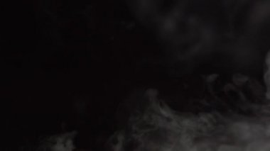 Karanlık Arkaplanda Yavaş Çekimde Yumuşak Sis. Siyah Arkaplanda Gerçekçi Atmosferik Gri Duman. Beyaz Duman Yavaşça Yükseliyor. Soyut Haze Bulutu. Animasyon Buğusu Efekti. Duman Akımı Efekti 4K