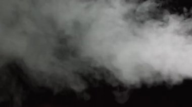 Karanlık Arkaplanda Yavaş Çekimde Yumuşak Sis. Siyah Arkaplanda Gerçekçi Atmosferik Gri Duman. Beyaz Duman Yavaşça Yükseliyor. Soyut Haze Bulutu. Animasyon Buğusu Efekti. Duman Akımı Efekti 4K