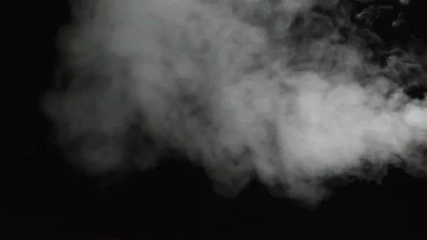 Vapor de agua blanca sobre fondo negro. Primer plano de tiro. El humo blanco flotando lentamente se levanta. Nube Haze abstracta. Efecto de niebla de animación. Efecto de corriente de humo 4K — Foto de Stock